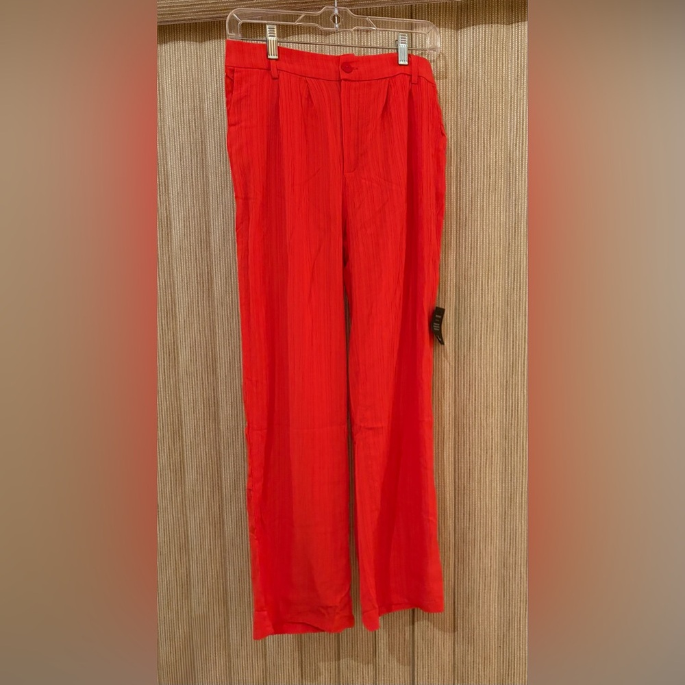 Red Sleeveless Linen Crop Top With Pant.
Top M: 35-36”
Bottoms SM: waist 26-27” - Picture 4 of 4